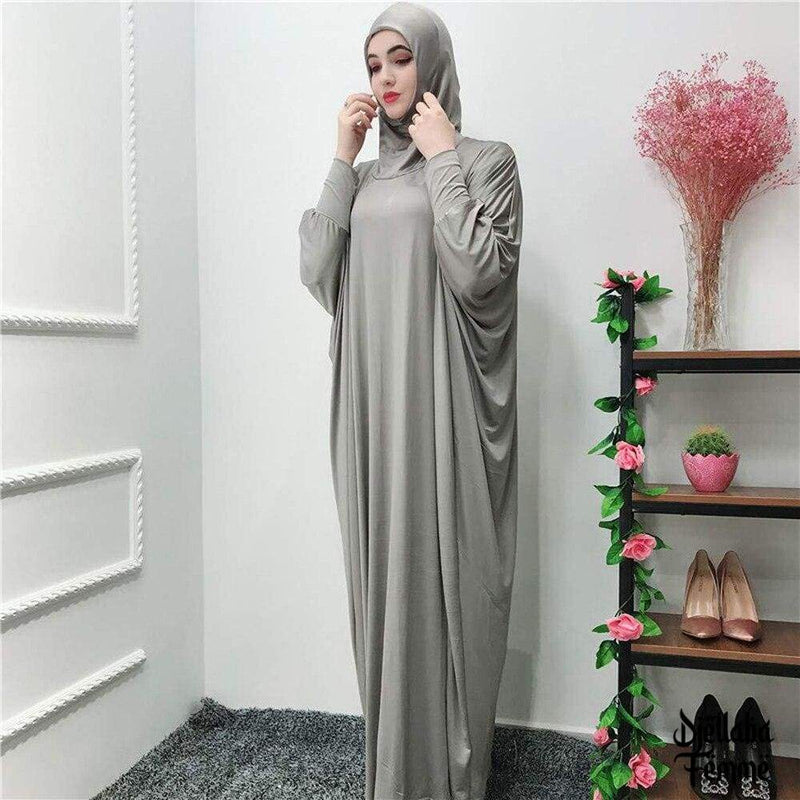 Femme hijab djellaba grise