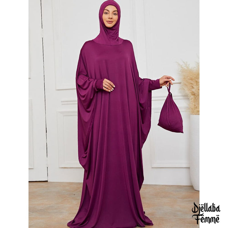 Femme hijab djellaba violette